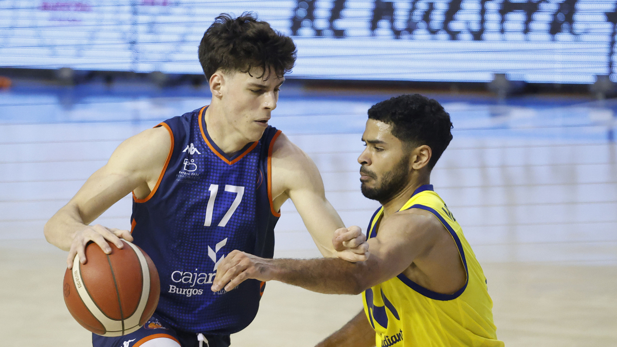 Saint-Supery encara a un rival durante el partido.