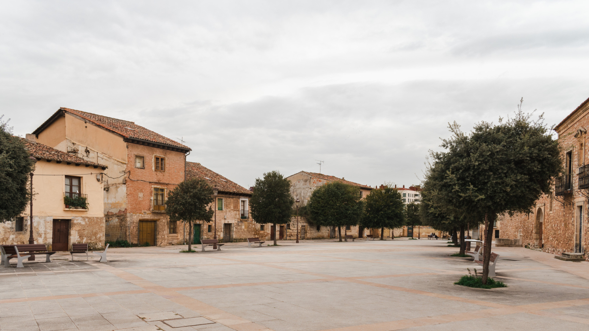 Vista general de la plaza del Sobrado, en la capital burgalesa, junto al Rectorado de la Universidad de Burgos.