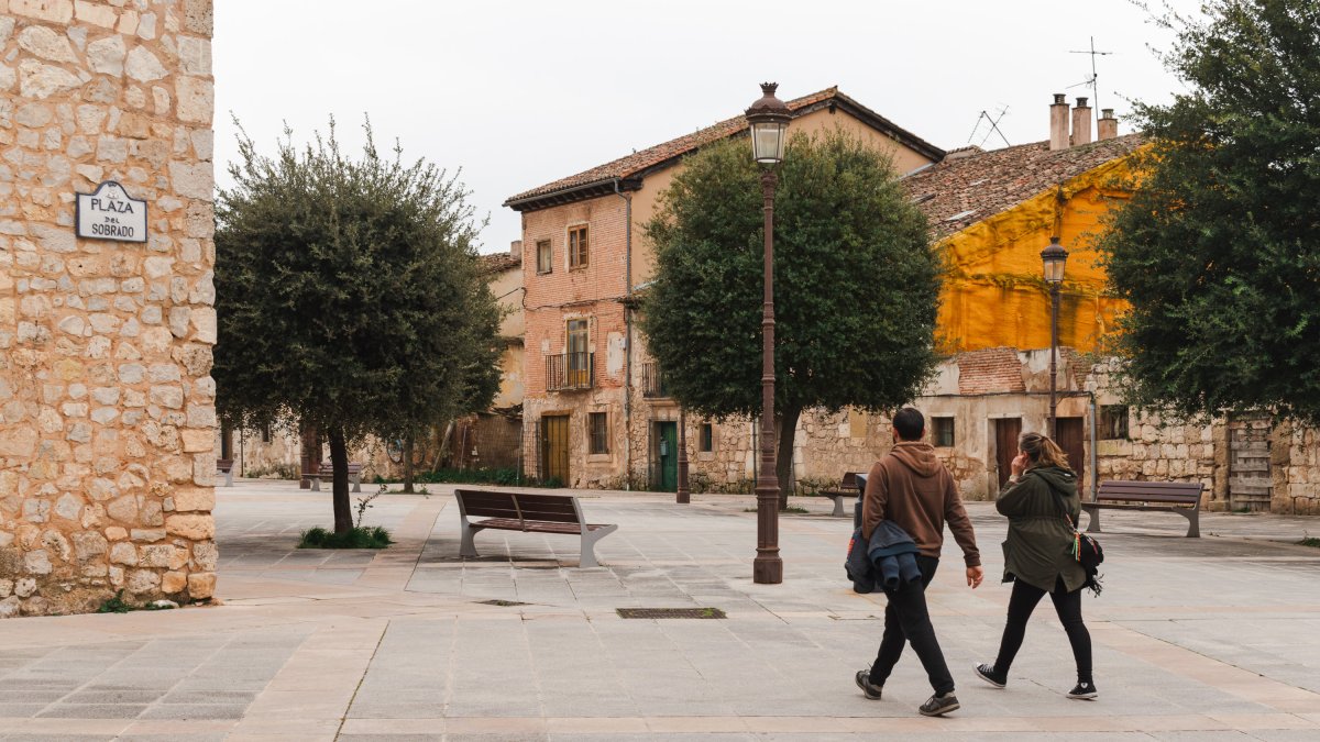 Plaza del Sobrado, junto al edificio del Rectorado de la Universidad de Burgos.