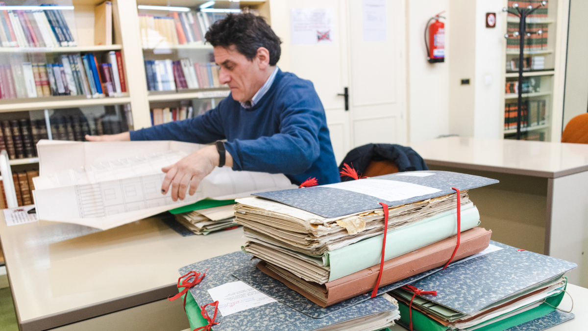 La consulta en sala se circunscribe a profesionales del ámbito inmobiliario con documentación sobre urbanismo, construcción de edificios y planos.