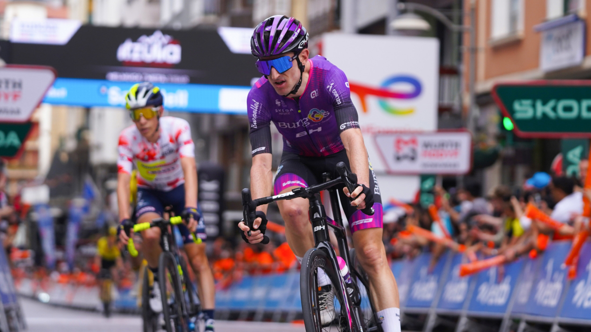 Victor Langellotti cruza la línea de meta en Éibar