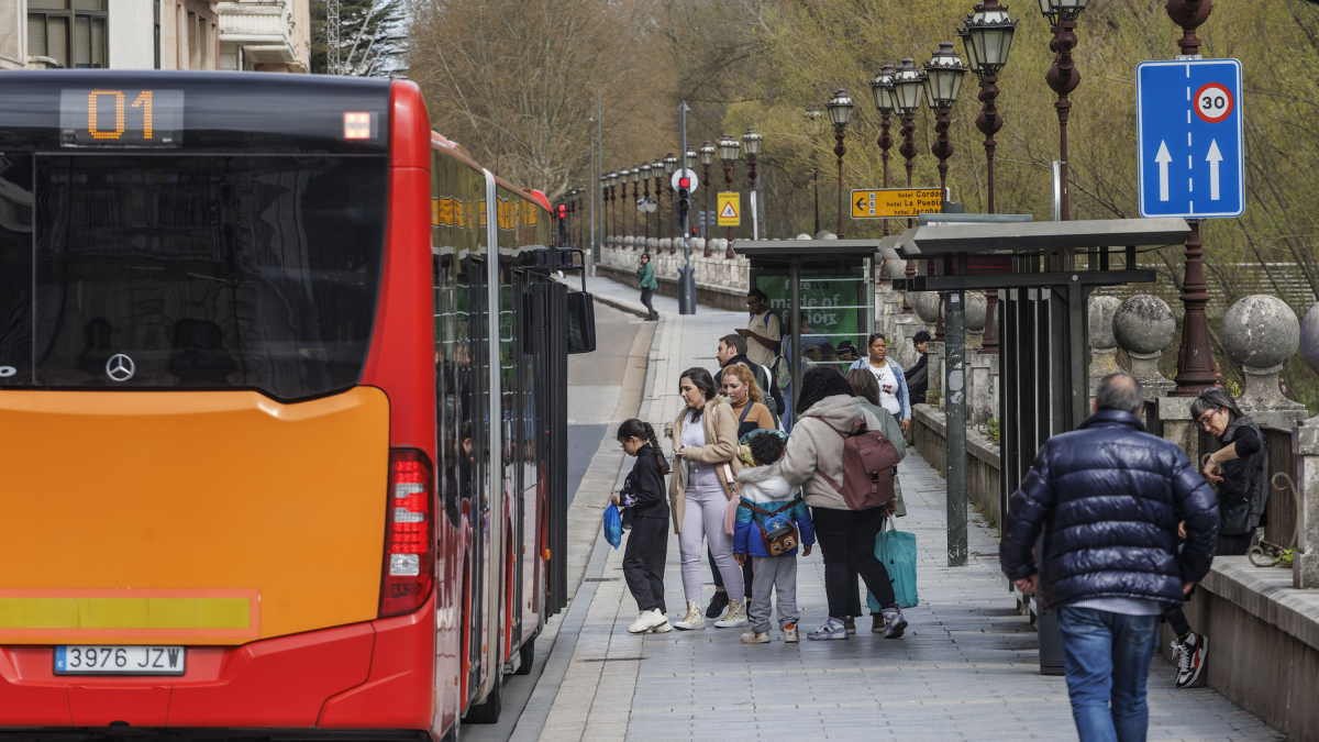 Un grupo de pasajeros accede al autobús de la línea 1 en la avenida del Arlanzón de la capital burgalesa.