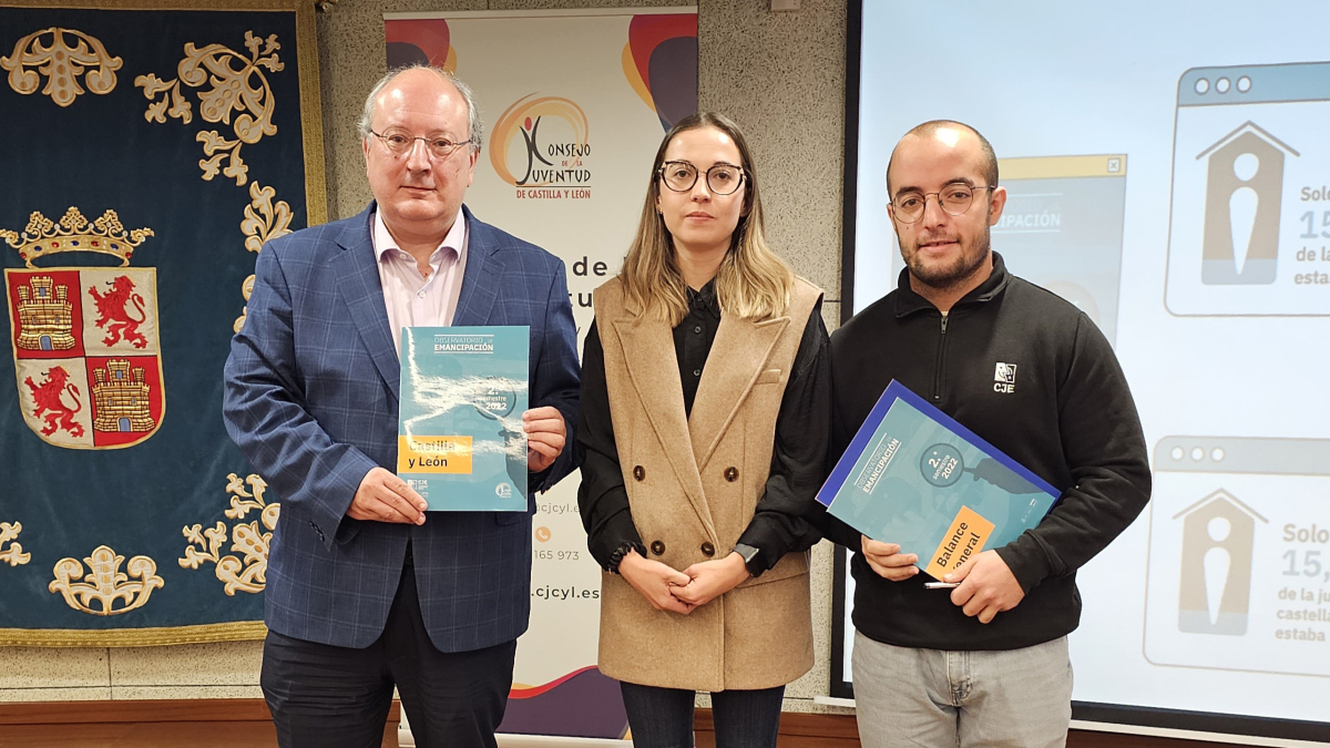 Enrique Cabero, presidente del CES, Juan Antonio Báez, vicepresidente del Consejo de la Juventud de España y Sandra Ámez, presidenta del Consejo de la Juventud CyL.