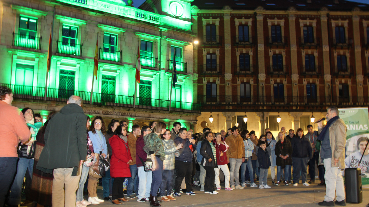 El Ayuntamiento se tiñó de verde para celebrar el 60 aniversario de Aspanias.