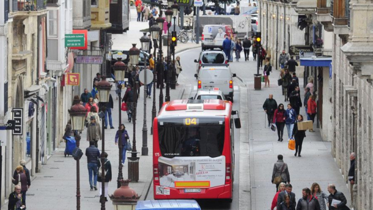 Un autobús municipal a su paso por la calle Santander.