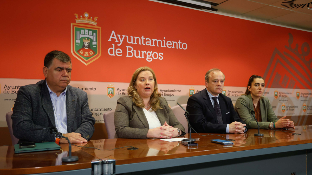 Cristina Ayala junto a los portavoces del equipo de Gobierno, de PP y Vox, y el concejal de Urbanismo para hablar de la disolución de los consorcios.