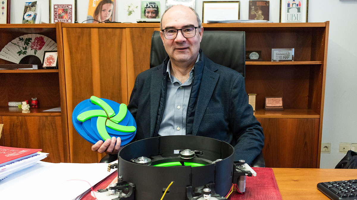 José María Cámara, miembro del equipo de la Universidad de Burgos que ha desarrollado la válvula.