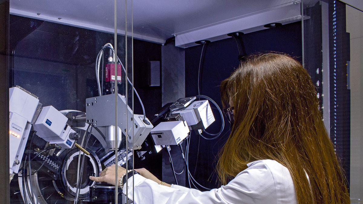 Una investigadora manipula maquinaria en un laboratorio de la Universidad de Burgos.