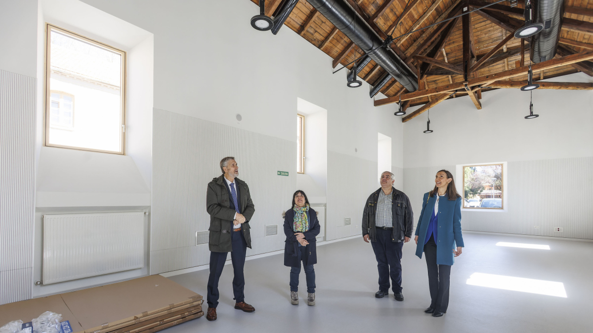 El rector, los decanos de Ciencias de la Salud y Humanidades y la vicerrectora de Campus y Sostenibilidad en la nueva sala de usos múltiples.