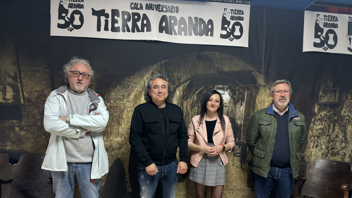 De izquierda a derecha, José Antonio Gallardo, vicepresidente de la peña Tierra Aranda, Héctor Díez Berzosa, presidente, Luisa Gútiez, última socia en incorporarse y Luis Blanco, socio fundador