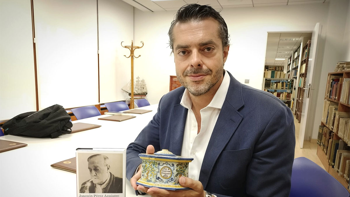 Joaquín Pérez Azaústre, con su novela y el tintero de Manuel Machado en la Institución Fernán González de Burgos.