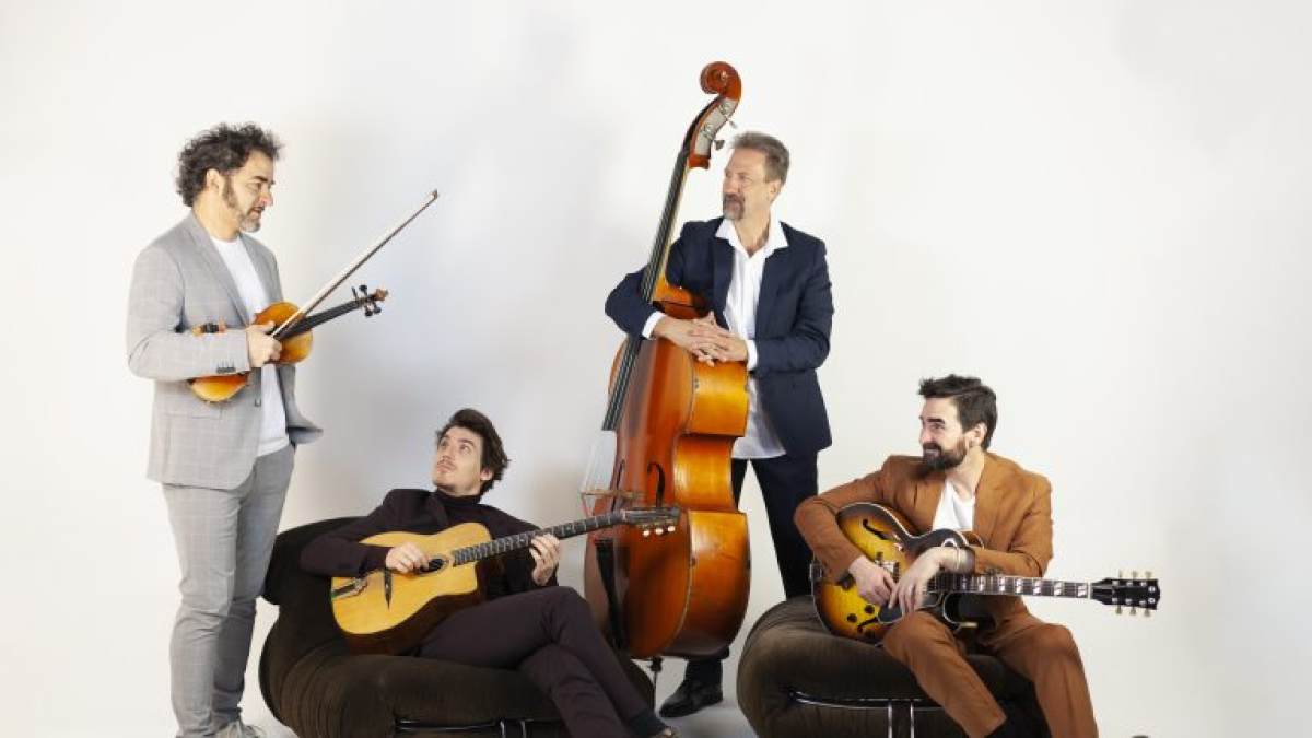 Grupo Menil Swing formado por Javier Sánchez (guitarra), Raúl Márquez (violín), Art Záldivar (guitarra rítmica y voz) y Gerardo Ramos (contrabajo) 