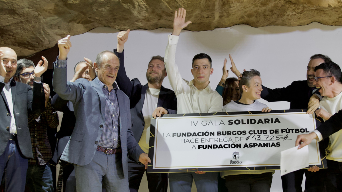 Entrega del cheque con la cantidad recaudada para Aspanias.