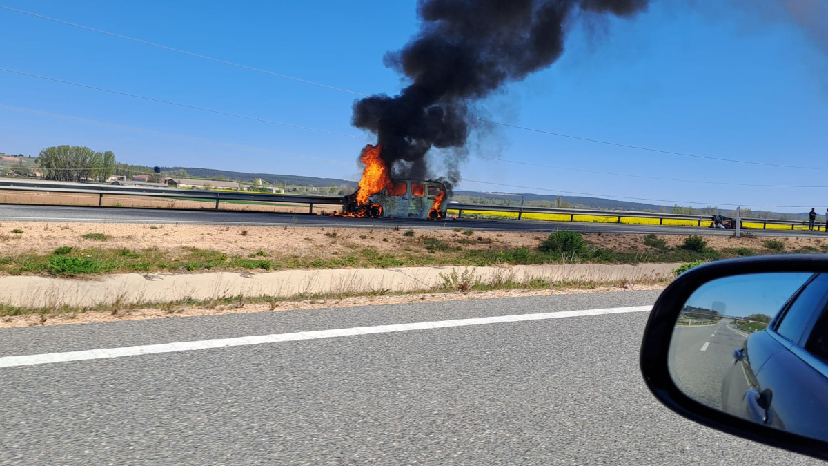 Imagen del vehículo incendiado