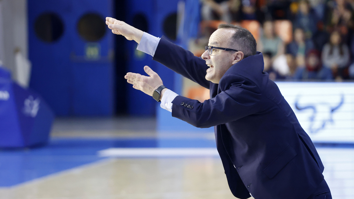Diego Ocampo da instrucciones a sus jugadores desde la banda en el partido ante Estudiantes en El Plantío.