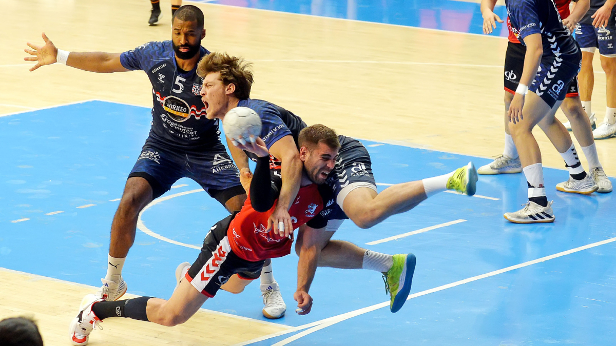 El disputado e intenso partido en El Plantío cayó del lado de los locales.