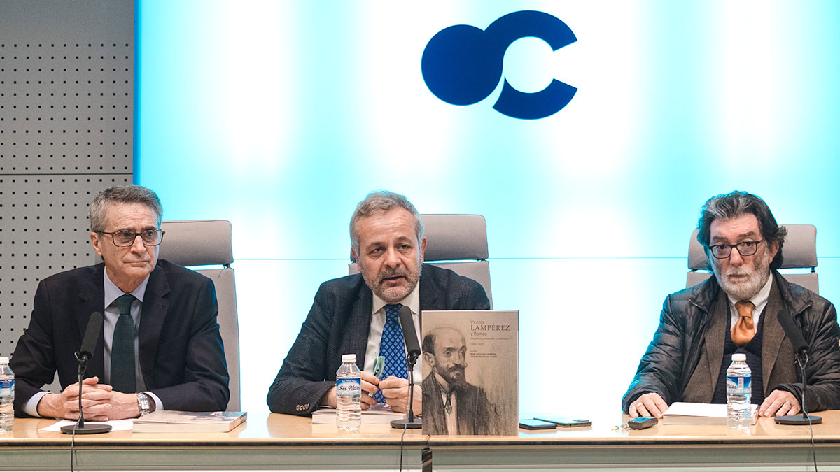 De i. a d.: Emilio de Domingo, René Jesús Payo y José Matesanz, en la presentación del libro sobre Lampérez.