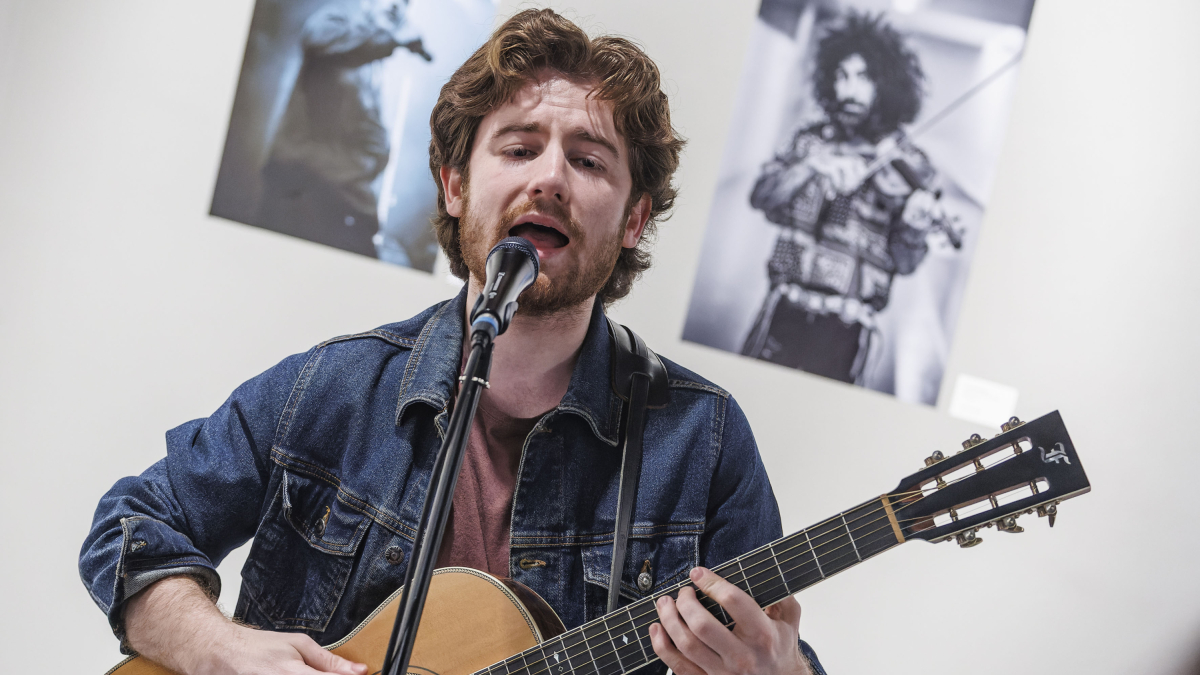 Mario Andreu, en directo, en la sala Círculo Solidario.