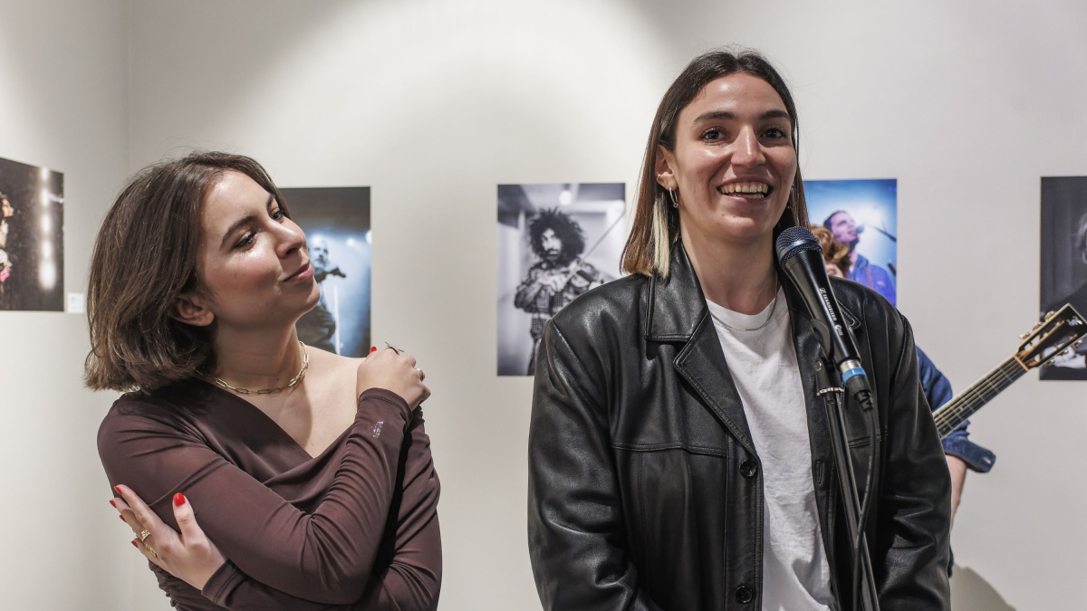Sara Irazábal y Virginia Barbero en la sala de exposiciones Círculo Solidario