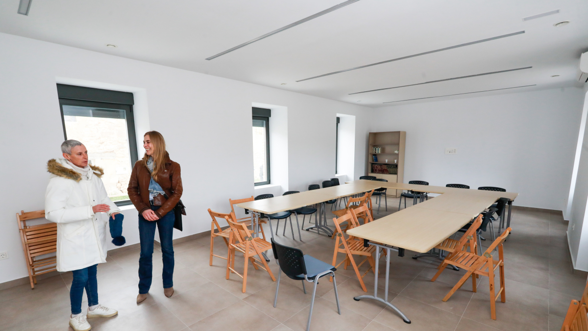 La concejala del PP Carolina Álvarez, con una de las responsables de la asociación de vecinos, en la planta baja del centro municipal de Villagonzalo Arenas.