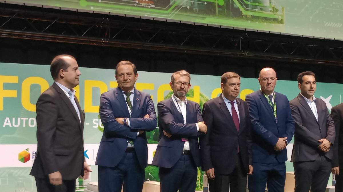 Ministro Luis Planas y viceconsejero Bittor Oroz en la inauguración en BEC de Barakaldo del European FoodTech Nations Summit