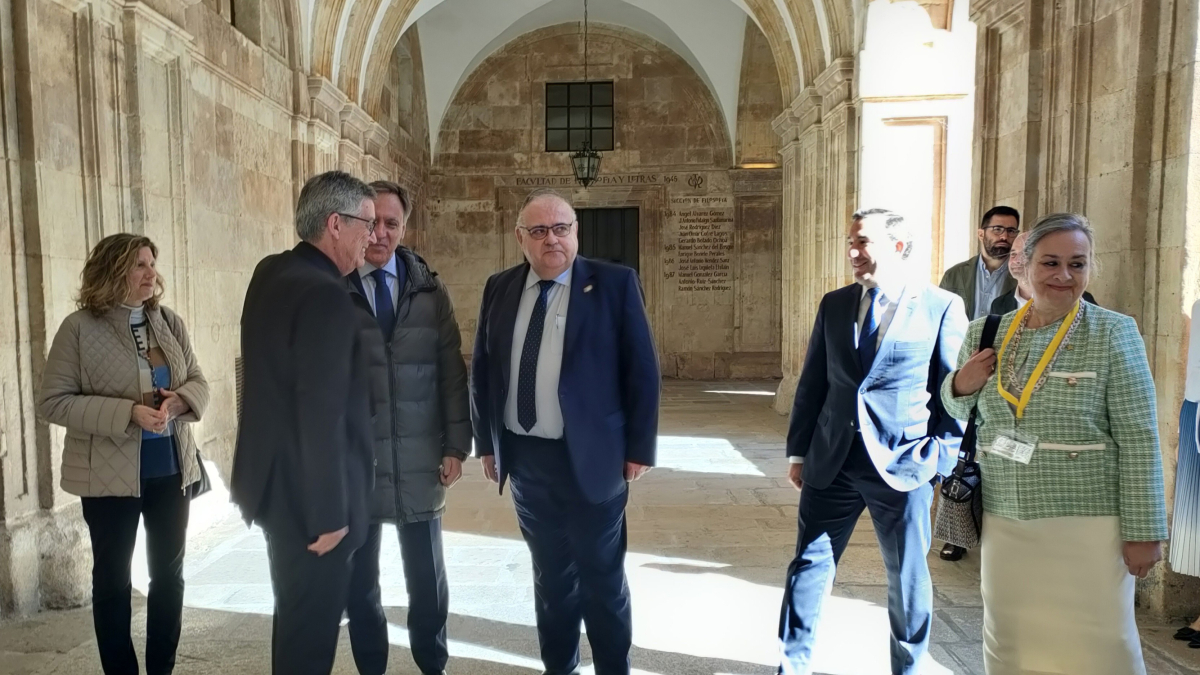 El consejero de Sanidad, Alejandro Vázquez, a su llegada al IV Congreso de Enfermedades Raras en Salamanca