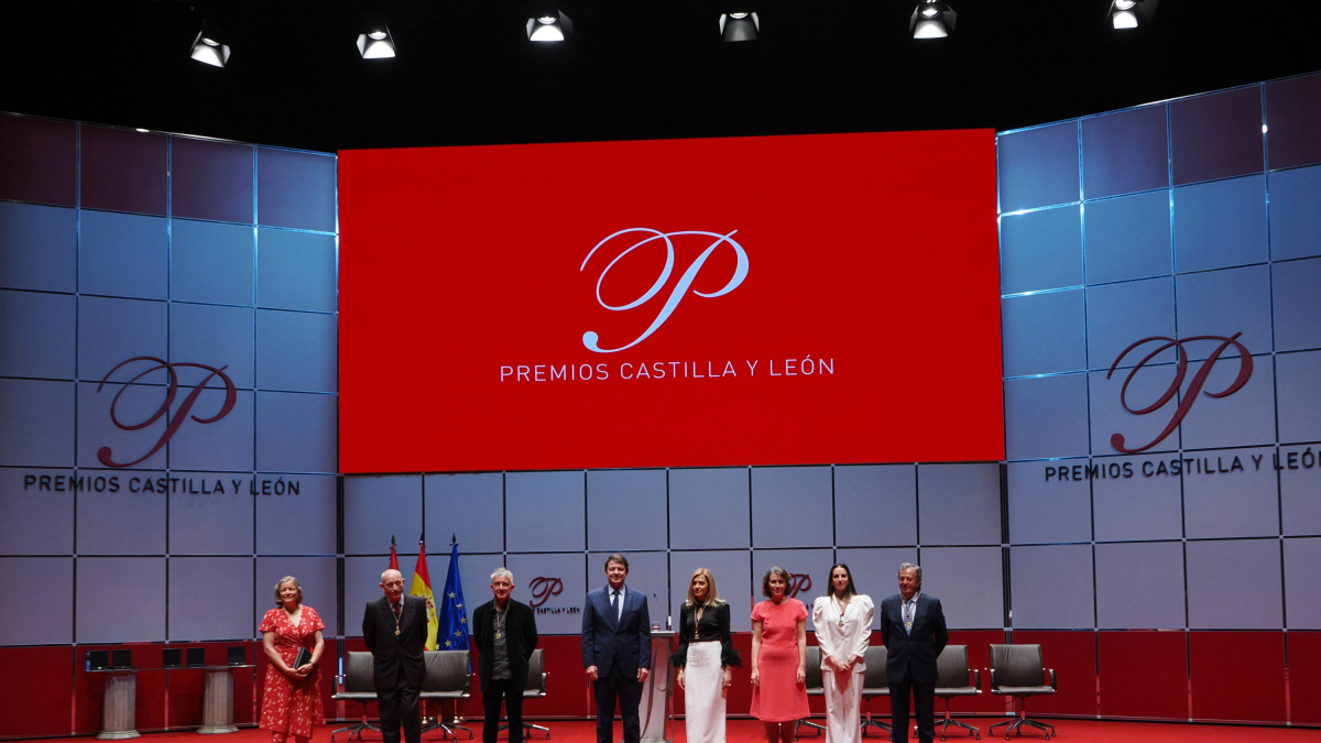 Archivo - El presidente de la Junta de Castilla y León, Alfonso Fernández Mañueco (c), entrega los Premios Castilla y León 2022, en el Centro Cultural Miguel Delibes, a 21 de abril de 2023, en Valladolid.
