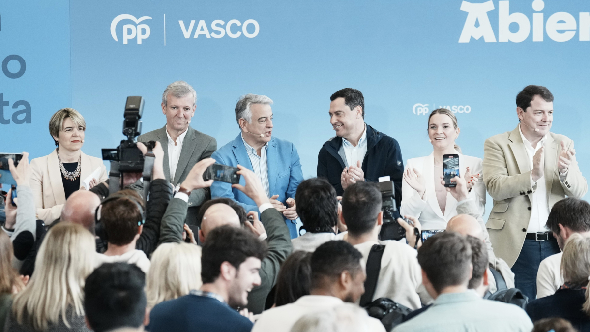 Dirigentes del PP arropan al candidato a lehendakari, Javier de Andrés, en un acto en Bilbao