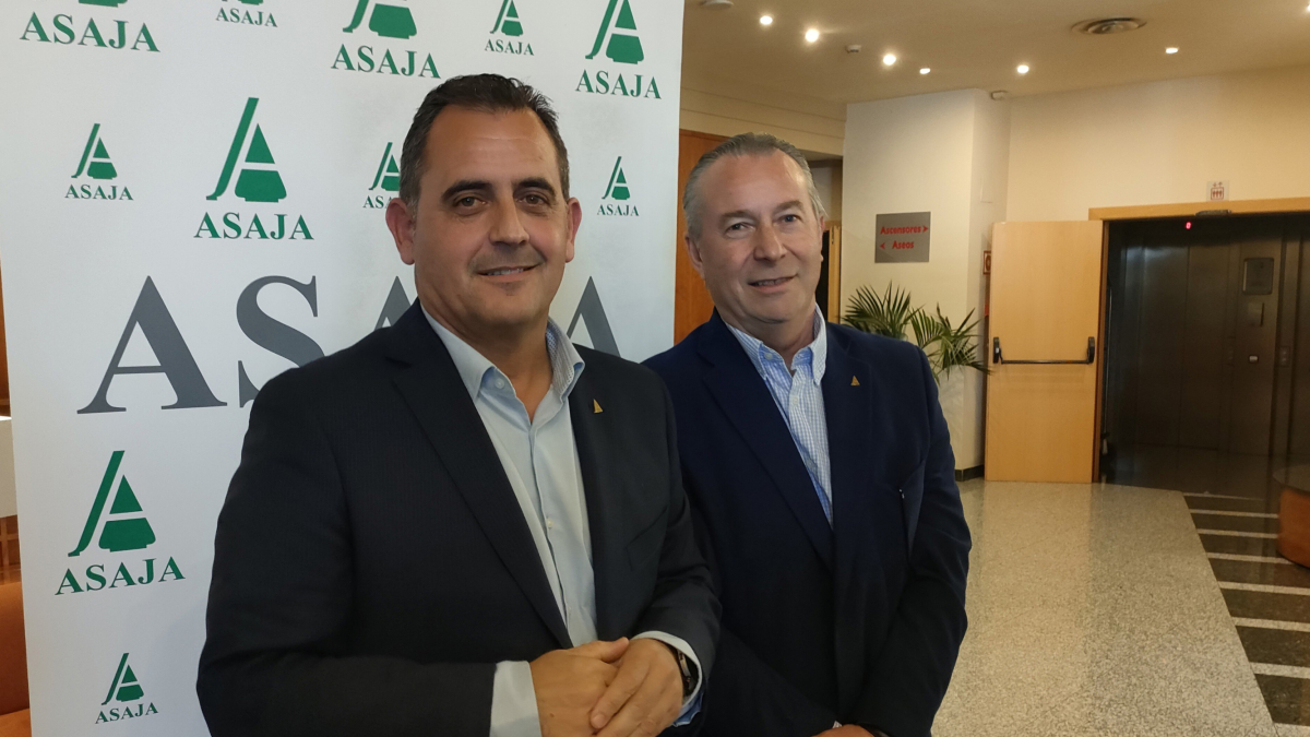 Los presidentes de Asaja Castilla y León y Salamanca, Donaciano Dujo (d) y Juan Luis Delgado (i), respectivamente, en Salamanca