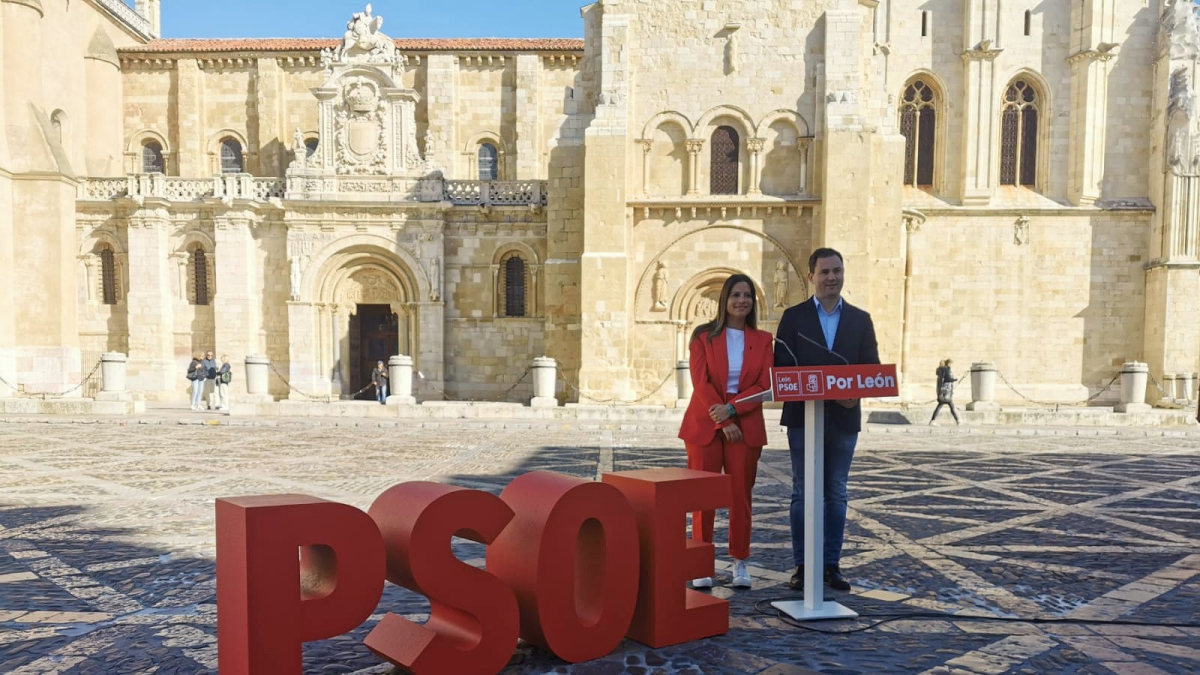 El secretario general del PSOE de León, Javier Alfonso Cendón, y la secretaria de Organización, Nuria Rubio, en su comparecencia ante la Real Basílica de San Isidoro.