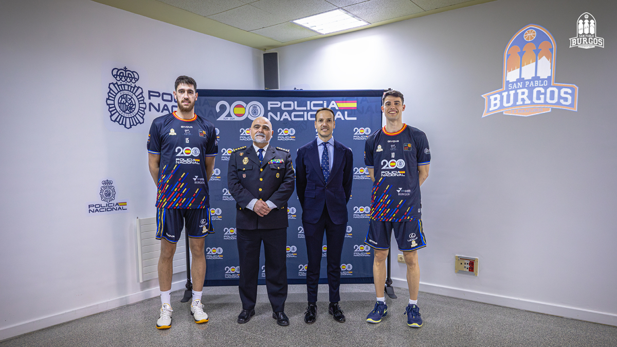 Presentación de la tercer equipación del San Pablo en homenaje al bicentenario de la Policía Nacional.