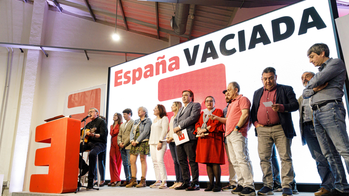 Archivo - El cantautor Ángel Corpa actúa durante un acto de precampaña de España Vaciada, en el Espacio Rastro Madrid, a 29 de abril de 2023, en Madrid (España). Durante este acto, el partido ha presentado oficialmente sus candidaturas para las próximas e