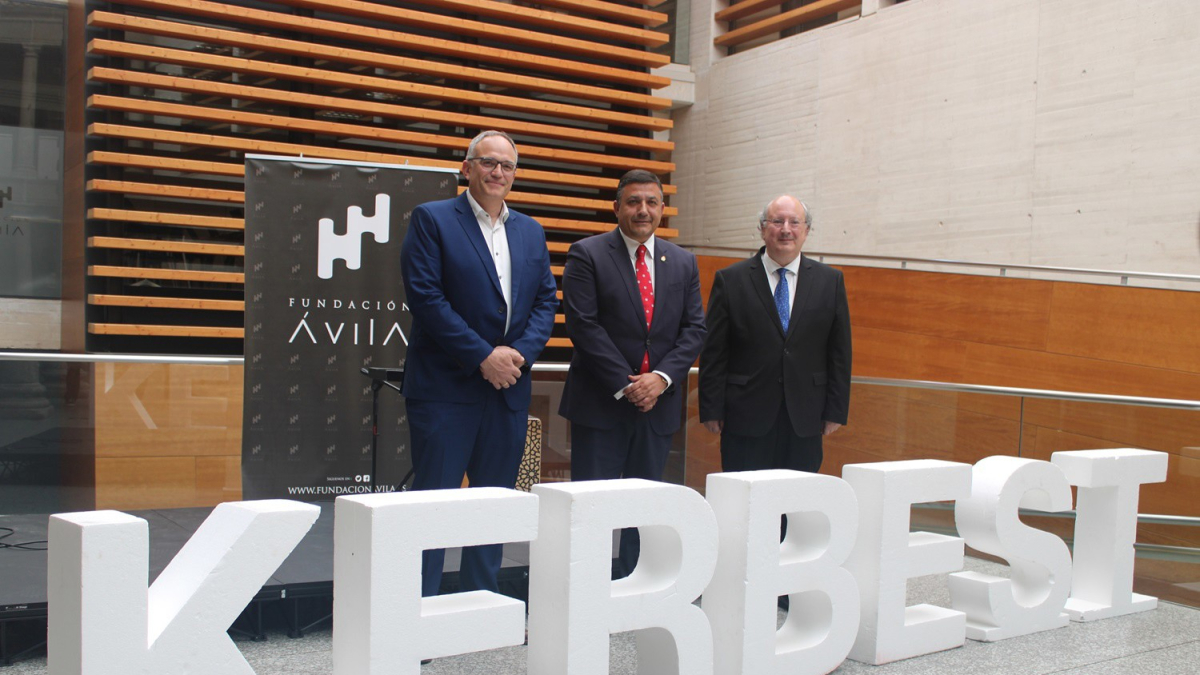 Alberto Pascual, presidente de Kerbest; Carlos García, presidente de Diputación de Ávila; y Enrique Cabrero, presidente del CES.