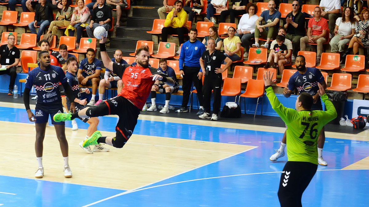 Martins lanza a portería durante un partido.