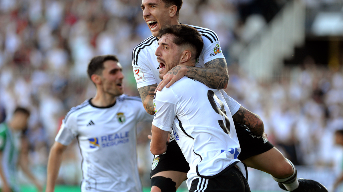 Fer Niño y Montiel celebran un gol del Burgos CF.