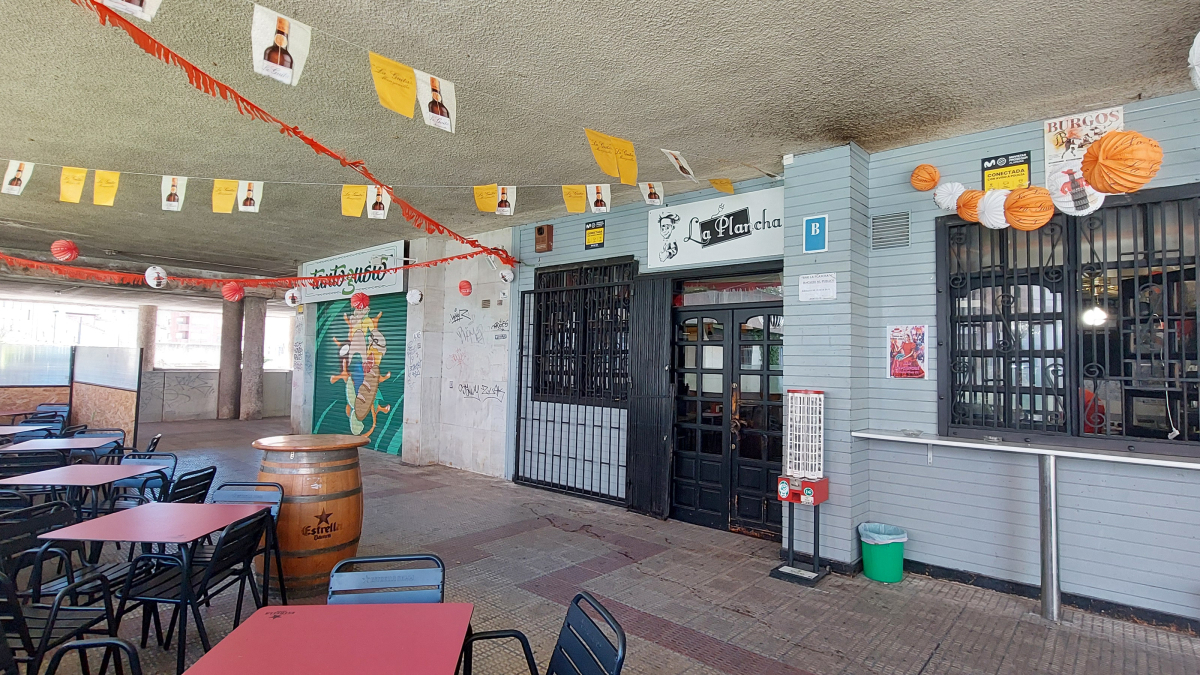 Decoración de la feria de abril en la terraza del bar La Plancha, en la calle Santa Clara 51.