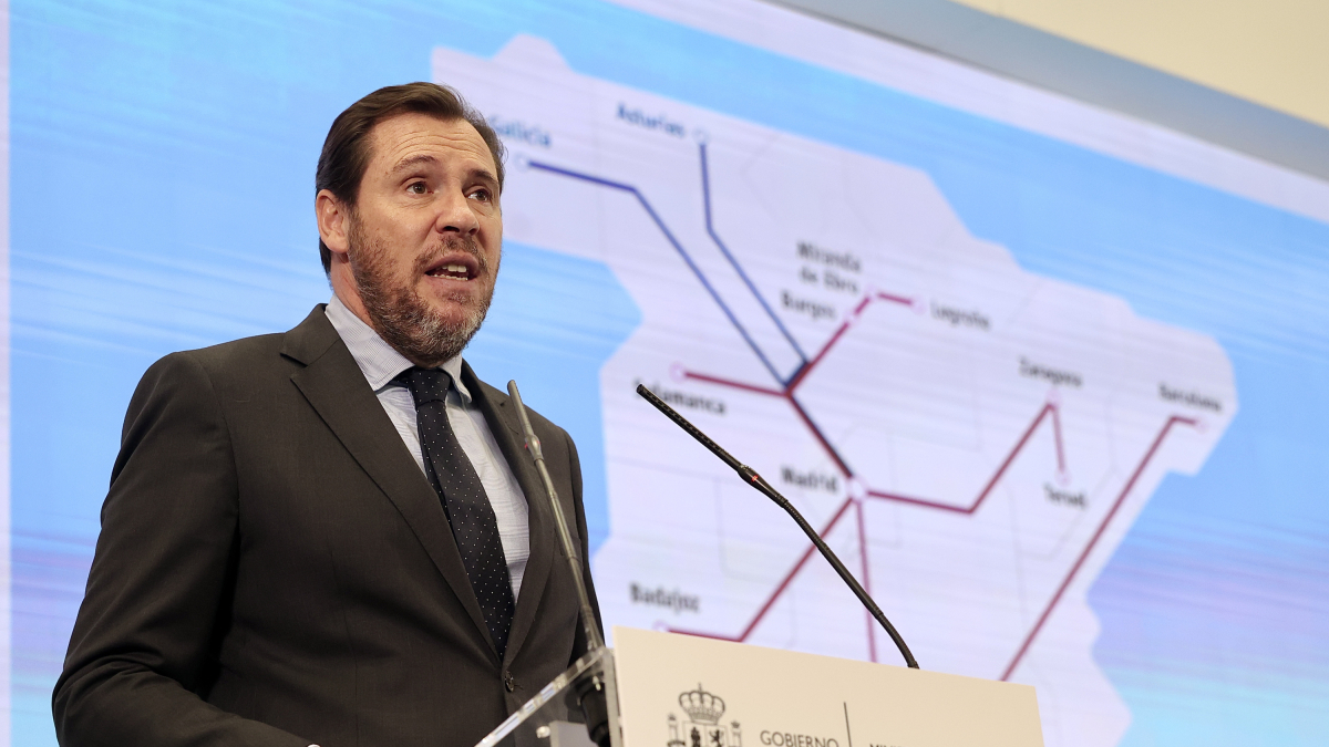 El ministro de Transportes y Movilidad Sostenible, Óscar Puente, informa de actuaciones del sector público ferroviario con incidencia en Castilla y León.