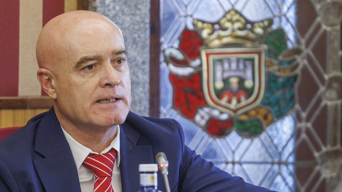 Ángel Manzanedo, concejal de Hacienda, en un momento de su intervención en el Pleno municipal de abril.