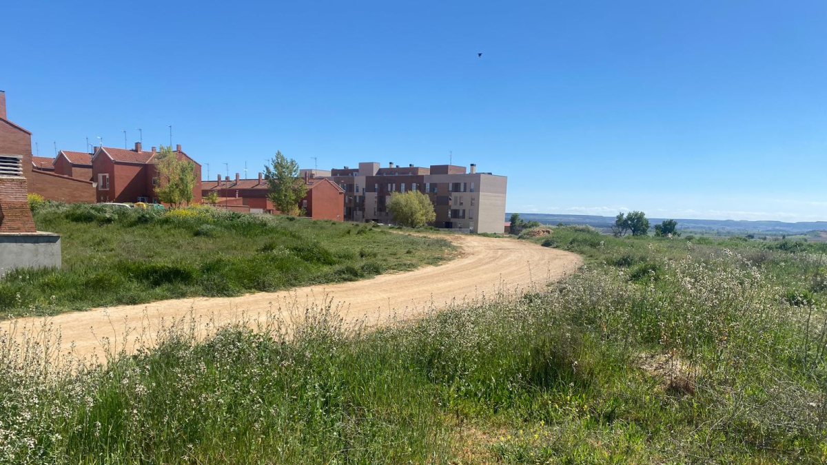 Imagen de la parcela privada que proyecta adquirir el Ayuntamiento de Roa para construir viviendas de protección oficial