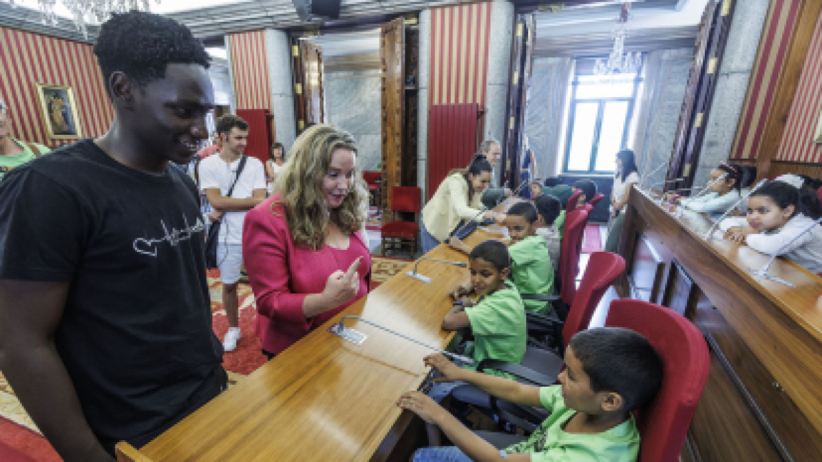 La alcaldesa, Cristina Ayala, saludó a los niños saharauis en el salón de Plenos.SANTI OTERO
