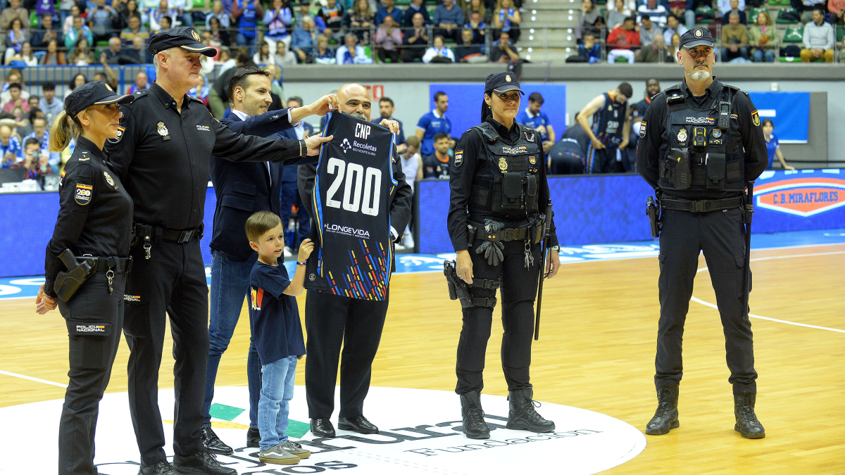 Homenaje a la Policía en su bicentenario antes del encuentro.