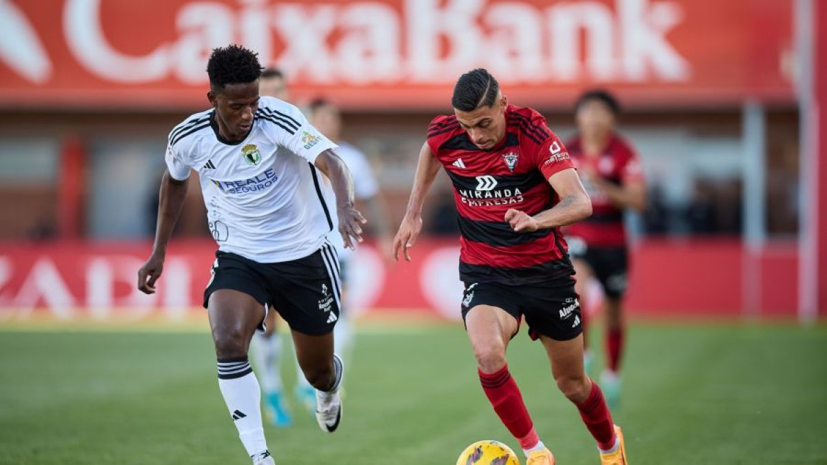 Imagen del partido entre el CD Mirandés y el Burgos CF.