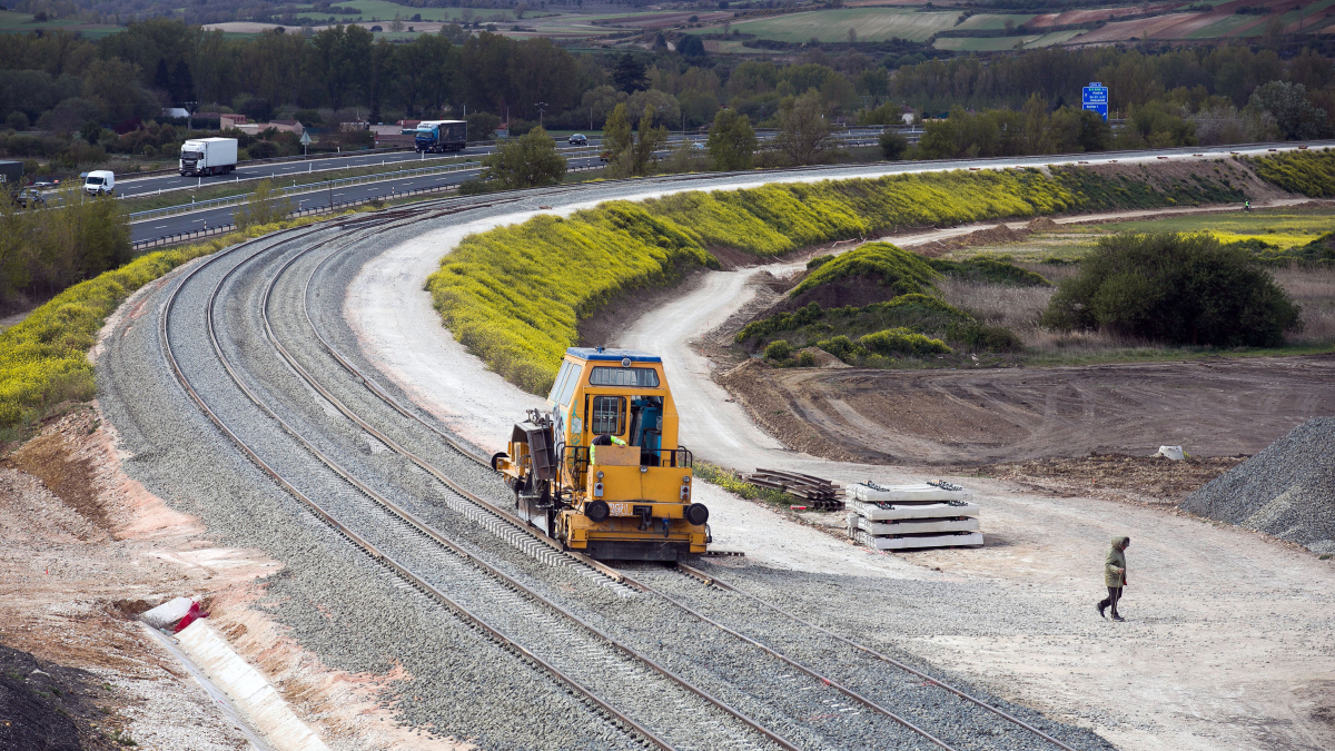 Las vías de la nueva conexión entre Villafría y la fábrica de Kronopan, en Castañares, están instaladas y en estos días comienzan a probarse.