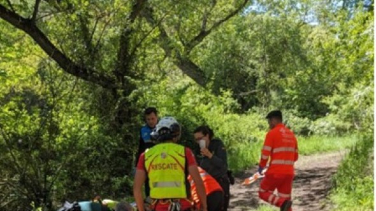 Rescatado un ciclista tras caer por un puente en Herrera de Duero (Valladolid).