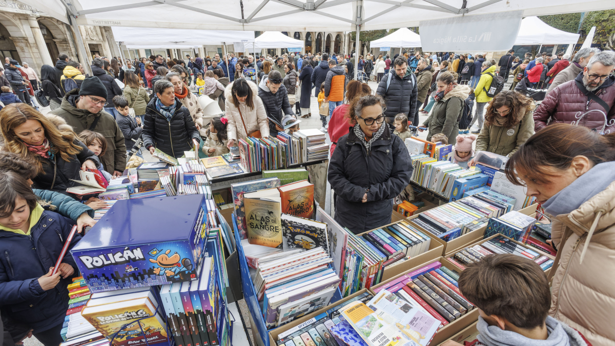 Gran afluencia de público en las catorce librerías situadas en la Plaza Mayor