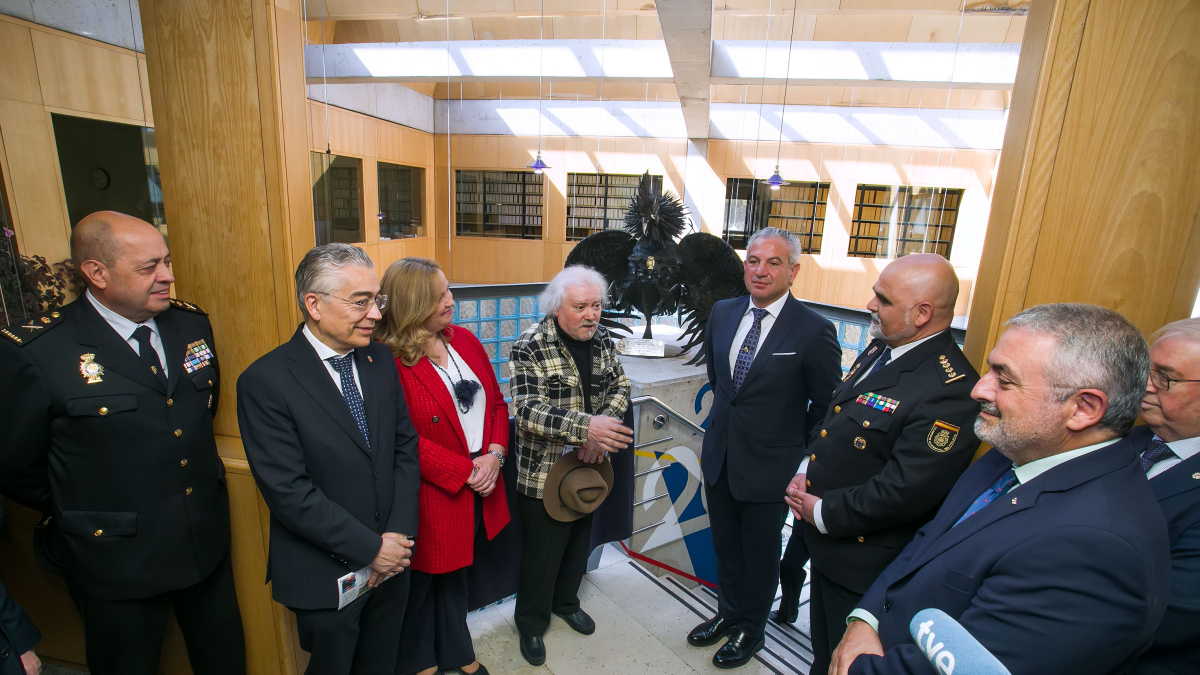 El delegado del Gobierno en Castilla y León, Nicanor Sen (cuarto por la derecha), en la Comisaría Provincial de Burgos.