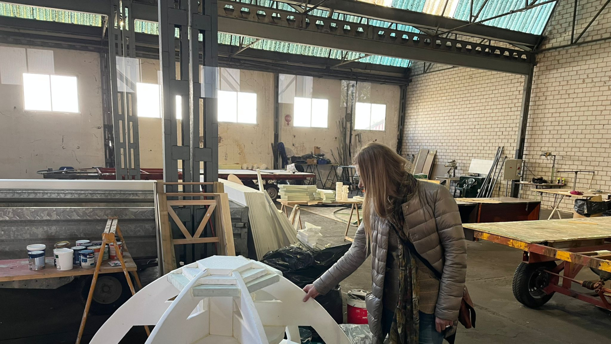 La concejala visita la nave donde se elaboran las carrozas.