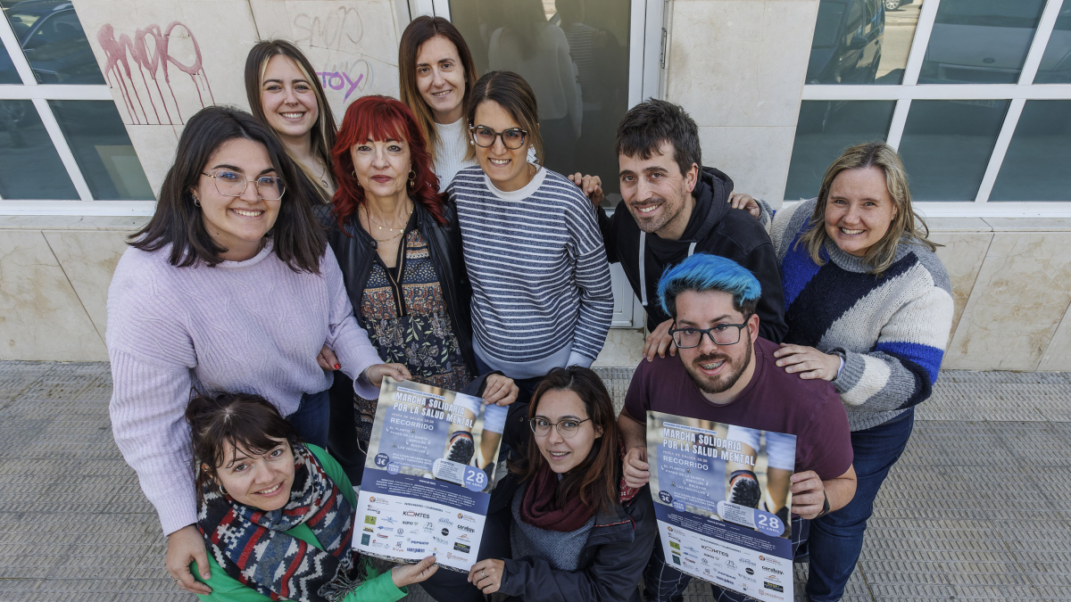 Trabajadoras de Prosame muestran carteles de la Marcha Solidaria por la salud mental.