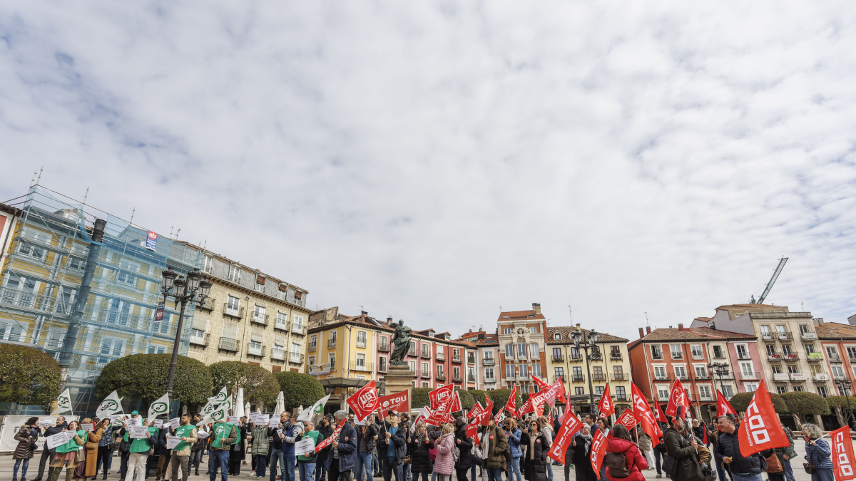Trabajadores municipales se concentraron la semana pasada en la Plaza Mayor para reivindicar cobertura de plazas y mejores condiciones.