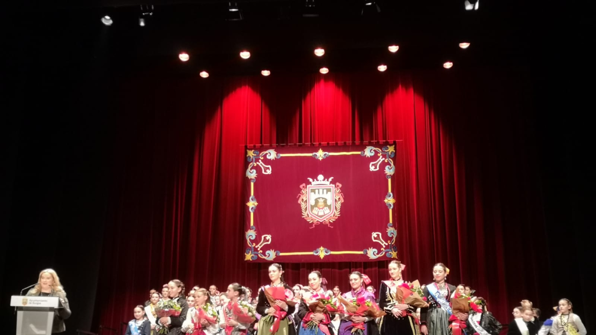 La elección de las reinas tuvo lugar en una gala celebrada en el Teatro Principal.